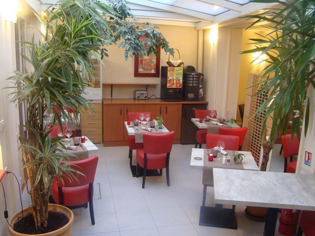 Logis Hotel De France Rochechouart Exterior photo